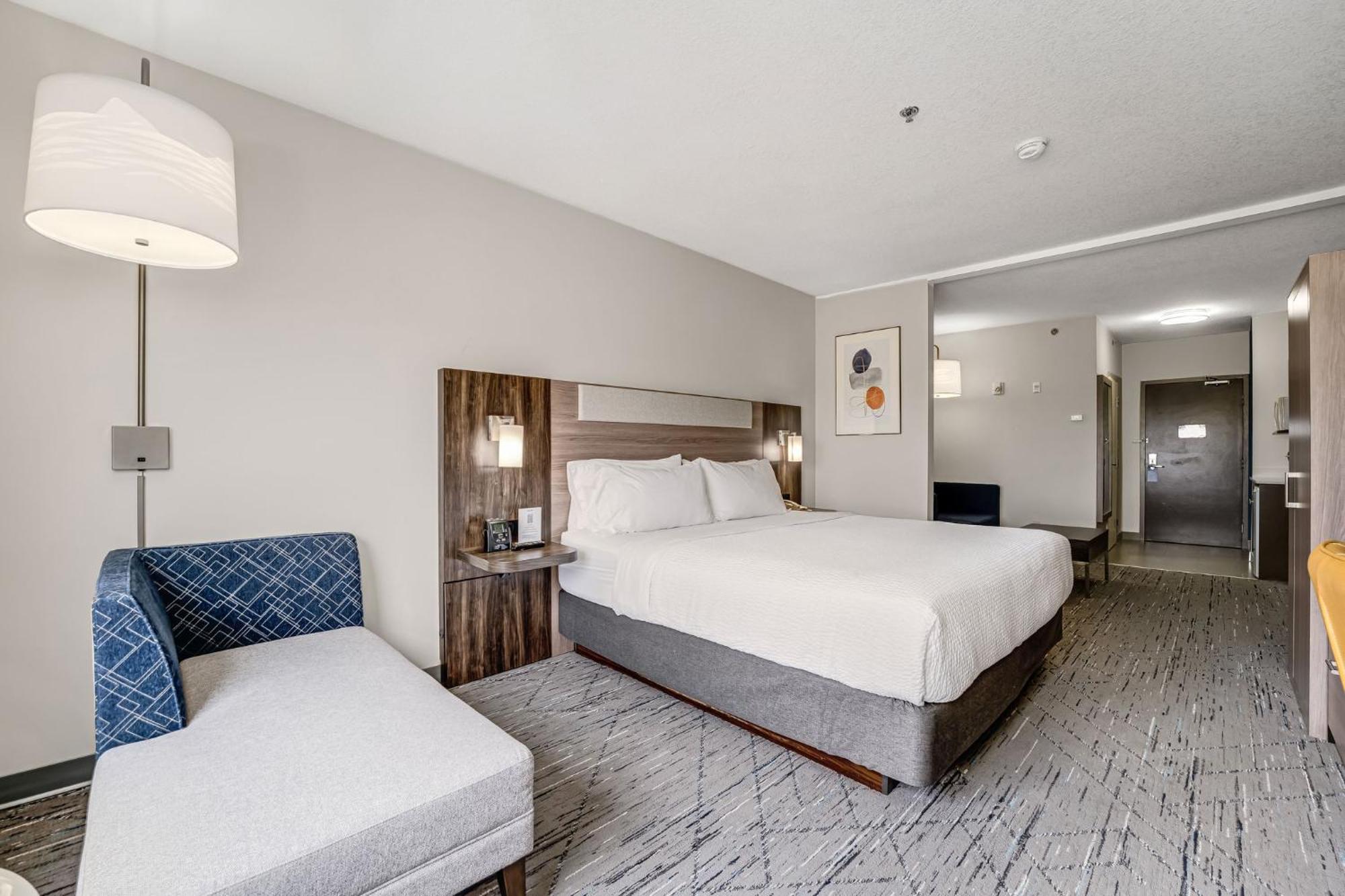 Holiday Inn Express Hotel & Suites-Edmonton South By Ihg Ngoại thất bức ảnh