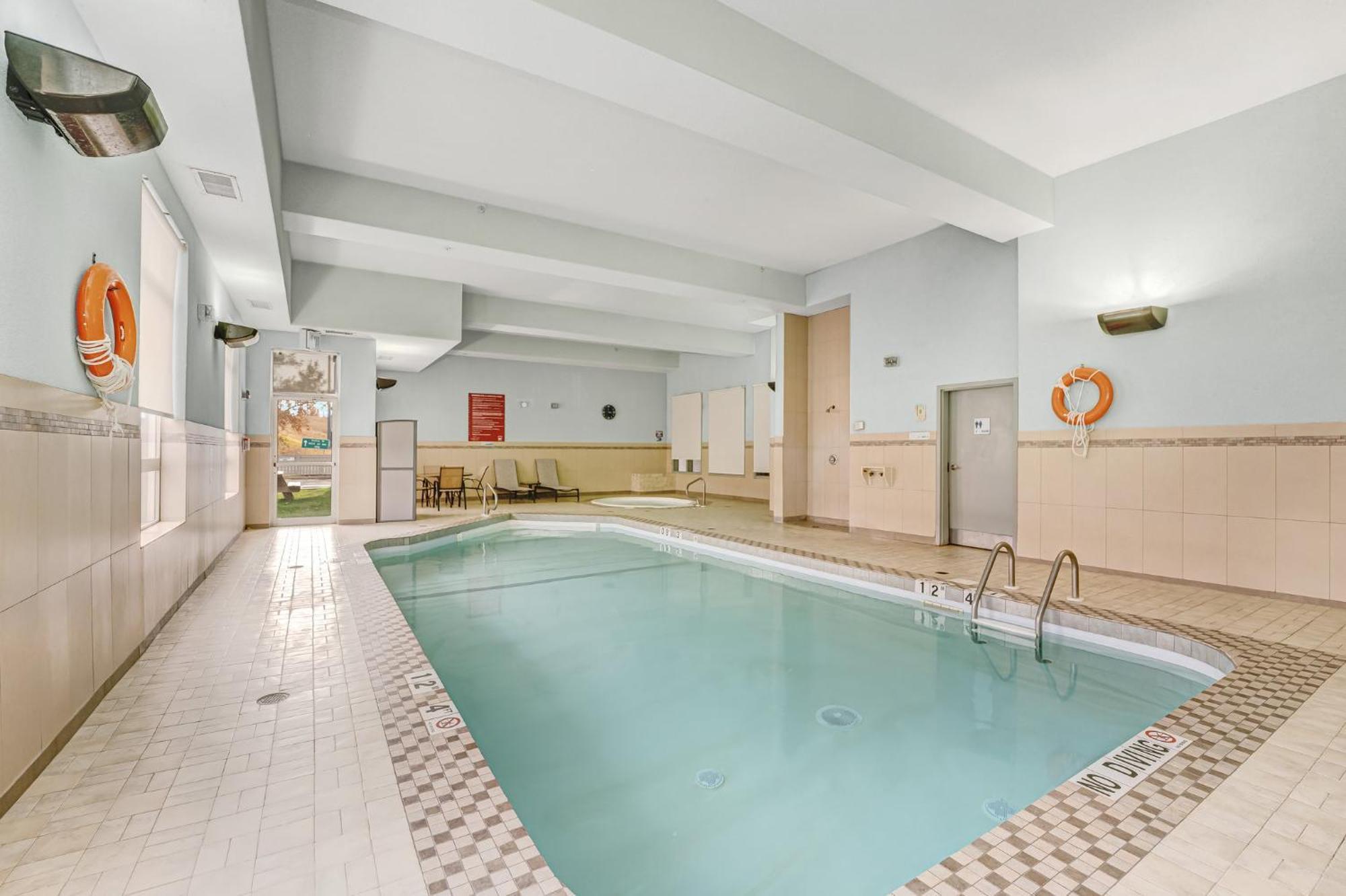 Holiday Inn Express Hotel & Suites-Edmonton South By Ihg Ngoại thất bức ảnh